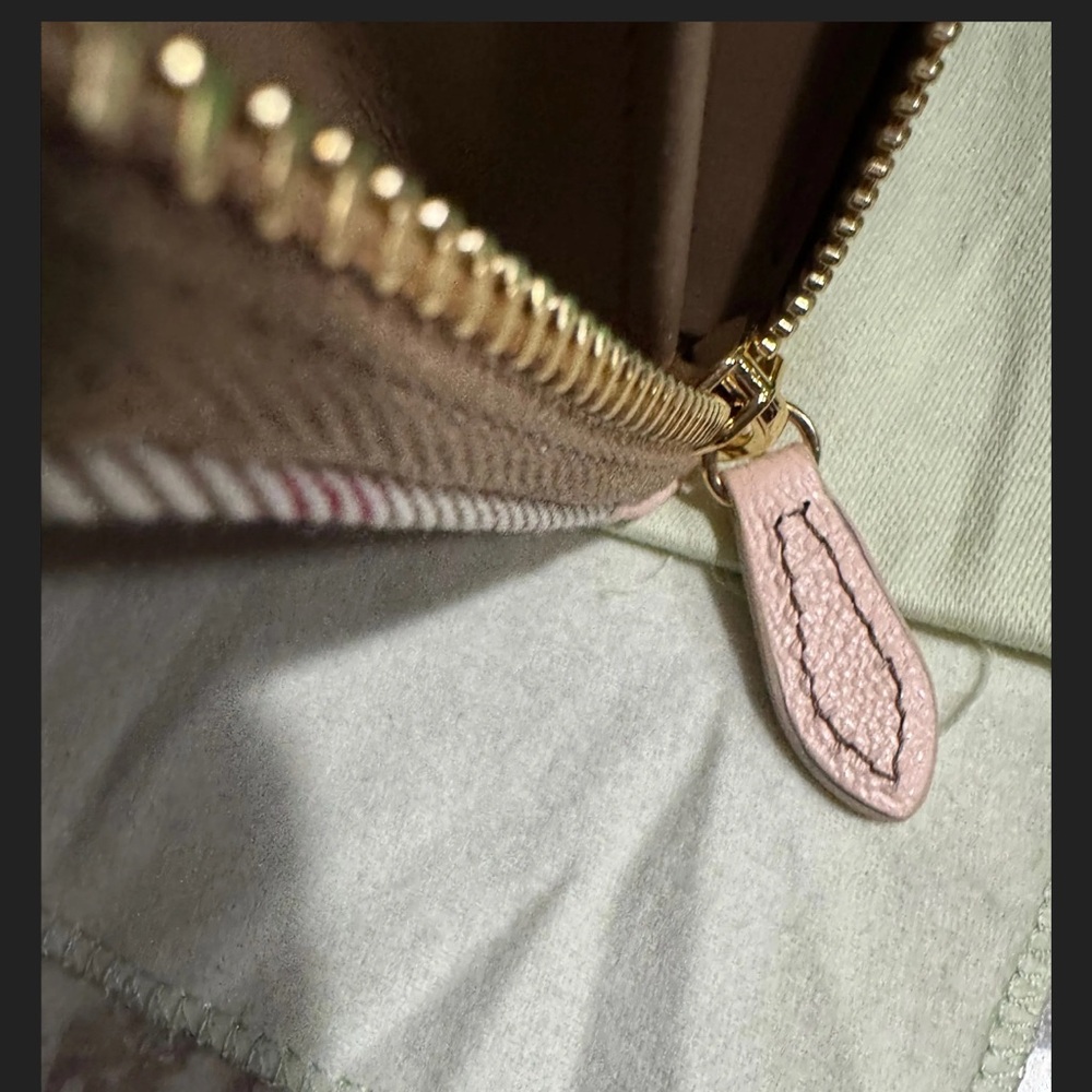 Burberry Zip new 🆕 wallet w/tags - Picture 5 of 12